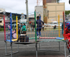 Com exposições de equipamentos, passeios de viatura, tirolesa e até um helicóptero, o Quartel do Comando-Geral abriu as portas para a comunidade entre as 10 e 16 horas deste domingo (17/10) em comemoração ao Dia das Crianças. O evento, que contou com diversos parceiros, foi pensado e organizado para proporcionar um dia especial para os filhos dos policiais militares e para a comunidade no geral. - Curitiba, 17/10/2021 - Foto: PMPR