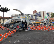 Com exposições de equipamentos, passeios de viatura, tirolesa e até um helicóptero, o Quartel do Comando-Geral abriu as portas para a comunidade entre as 10 e 16 horas deste domingo (17/10) em comemoração ao Dia das Crianças. O evento, que contou com diversos parceiros, foi pensado e organizado para proporcionar um dia especial para os filhos dos policiais militares e para a comunidade no geral. - Curitiba, 17/10/2021 - Foto: PMPR