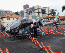 Com exposições de equipamentos, passeios de viatura, tirolesa e até um helicóptero, o Quartel do Comando-Geral abriu as portas para a comunidade entre as 10 e 16 horas deste domingo (17/10) em comemoração ao Dia das Crianças. O evento, que contou com diversos parceiros, foi pensado e organizado para proporcionar um dia especial para os filhos dos policiais militares e para a comunidade no geral. - Curitiba, 17/10/2021 - Foto: PMPR