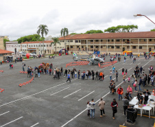 Com exposições de equipamentos, passeios de viatura, tirolesa e até um helicóptero, o Quartel do Comando-Geral abriu as portas para a comunidade entre as 10 e 16 horas deste domingo (17/10) em comemoração ao Dia das Crianças. O evento, que contou com diversos parceiros, foi pensado e organizado para proporcionar um dia especial para os filhos dos policiais militares e para a comunidade no geral. - Curitiba, 17/10/2021 - Foto: PMPR
