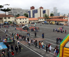 Com exposições de equipamentos, passeios de viatura, tirolesa e até um helicóptero, o Quartel do Comando-Geral abriu as portas para a comunidade entre as 10 e 16 horas deste domingo (17/10) em comemoração ao Dia das Crianças. O evento, que contou com diversos parceiros, foi pensado e organizado para proporcionar um dia especial para os filhos dos policiais militares e para a comunidade no geral. - Curitiba, 17/10/2021 - Foto: PMPR