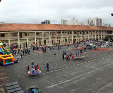 Com exposições de equipamentos, passeios de viatura, tirolesa e até um helicóptero, o Quartel do Comando-Geral abriu as portas para a comunidade entre as 10 e 16 horas deste domingo (17/10) em comemoração ao Dia das Crianças. O evento, que contou com diversos parceiros, foi pensado e organizado para proporcionar um dia especial para os filhos dos policiais militares e para a comunidade no geral. - Curitiba, 17/10/2021 - Foto: PMPR