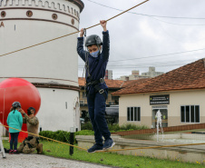 Com exposições de equipamentos, passeios de viatura, tirolesa e até um helicóptero, o Quartel do Comando-Geral abriu as portas para a comunidade entre as 10 e 16 horas deste domingo (17/10) em comemoração ao Dia das Crianças. O evento, que contou com diversos parceiros, foi pensado e organizado para proporcionar um dia especial para os filhos dos policiais militares e para a comunidade no geral. - Curitiba, 17/10/2021 - Foto: PMPR