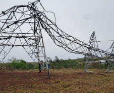 Já passa de 20 mil o total de ocorrências atendidas pela Copel desde o início do temporal da última semana. Somente ontem, cerca de 1,8 mil eletricistas estiveram em campo trabalhando na recomposição dos estragos provocados nas redes elétricas pelo segundo pior evento climático enfrentado pela empresa em toda a sua história.  - Curitiba, 18/10/2021 - Foto: Copel