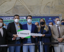 O governador Carlos Massa Ratinho Junior entregou nesta segunda-feira (18), em cerimônia no Palácio Iguaçu, caminhões-pipa para 46 cidades do Paraná