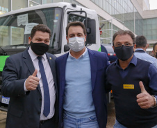 O governador Carlos Massa Ratinho Junior entregou nesta segunda-feira (18), em cerimônia no Palácio Iguaçu, caminhões-pipa para 46 cidades do Paraná