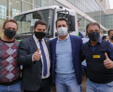 O governador Carlos Massa Ratinho Junior entregou nesta segunda-feira (18), em cerimônia no Palácio Iguaçu, caminhões-pipa para 46 cidades do Paraná
