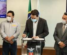 Mais dez municípios do Estado vão ganhar nova pavimentação em importantes estradas rurais, artérias de escoamento da produção agrícola paranaense. Os convênios foram assinados pelo governador Carlos Massa Ratinho Junior nesta terça-feira (19) em cerimônia no Palácio Iguaçu.  Foto: Ari Dias/ AEN.