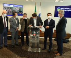 Mais dez municípios do Estado vão ganhar nova pavimentação em importantes estradas rurais, artérias de escoamento da produção agrícola paranaense. Os convênios foram assinados pelo governador Carlos Massa Ratinho Junior nesta terça-feira (19) em cerimônia no Palácio Iguaçu.  Foto: Ari Dias/ AEN.