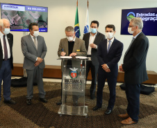 Mais dez municípios do Estado vão ganhar nova pavimentação em importantes estradas rurais, artérias de escoamento da produção agrícola paranaense. Os convênios foram assinados pelo governador Carlos Massa Ratinho Junior nesta terça-feira (19) em cerimônia no Palácio Iguaçu.  Foto: Ari Dias/ AEN.