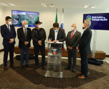 Mais dez municípios do Estado vão ganhar nova pavimentação em importantes estradas rurais, artérias de escoamento da produção agrícola paranaense. Os convênios foram assinados pelo governador Carlos Massa Ratinho Junior nesta terça-feira (19) em cerimônia no Palácio Iguaçu.  Foto: Ari Dias/ AEN.