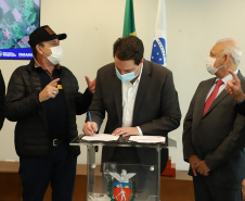 Mais dez municípios do Estado vão ganhar nova pavimentação em importantes estradas rurais, artérias de escoamento da produção agrícola paranaense. Os convênios foram assinados pelo governador Carlos Massa Ratinho Junior nesta terça-feira (19) em cerimônia no Palácio Iguaçu.  Foto: Ari Dias/ AEN.