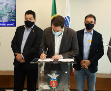 Mais dez municípios do Estado vão ganhar nova pavimentação em importantes estradas rurais, artérias de escoamento da produção agrícola paranaense. Os convênios foram assinados pelo governador Carlos Massa Ratinho Junior nesta terça-feira (19) em cerimônia no Palácio Iguaçu.  Foto: Ari Dias/ AEN.
