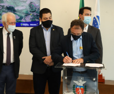 Mais dez municípios do Estado vão ganhar nova pavimentação em importantes estradas rurais, artérias de escoamento da produção agrícola paranaense. Os convênios foram assinados pelo governador Carlos Massa Ratinho Junior nesta terça-feira (19) em cerimônia no Palácio Iguaçu.  Foto: Ari Dias/ AEN.