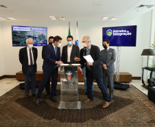 Mais dez municípios do Estado vão ganhar nova pavimentação em importantes estradas rurais, artérias de escoamento da produção agrícola paranaense. Os convênios foram assinados pelo governador Carlos Massa Ratinho Junior nesta terça-feira (19) em cerimônia no Palácio Iguaçu.  Foto: Ari Dias/ AEN.