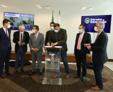 Mais dez municípios do Estado vão ganhar nova pavimentação em importantes estradas rurais, artérias de escoamento da produção agrícola paranaense. Os convênios foram assinados pelo governador Carlos Massa Ratinho Junior nesta terça-feira (19) em cerimônia no Palácio Iguaçu.  Foto: Ari Dias/ AEN.