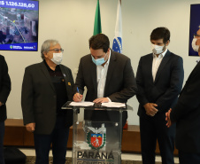 Mais dez municípios do Estado vão ganhar nova pavimentação em importantes estradas rurais, artérias de escoamento da produção agrícola paranaense. Os convênios foram assinados pelo governador Carlos Massa Ratinho Junior nesta terça-feira (19) em cerimônia no Palácio Iguaçu.  Foto: Ari Dias/ AEN.