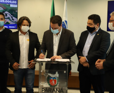 Mais dez municípios do Estado vão ganhar nova pavimentação em importantes estradas rurais, artérias de escoamento da produção agrícola paranaense. Os convênios foram assinados pelo governador Carlos Massa Ratinho Junior nesta terça-feira (19) em cerimônia no Palácio Iguaçu.  Foto: Ari Dias/ AEN.