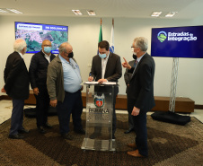 Mais dez municípios do Estado vão ganhar nova pavimentação em importantes estradas rurais, artérias de escoamento da produção agrícola paranaense. Os convênios foram assinados pelo governador Carlos Massa Ratinho Junior nesta terça-feira (19) em cerimônia no Palácio Iguaçu.  Foto: Ari Dias/ AEN.