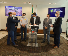 Mais dez municípios do Estado vão ganhar nova pavimentação em importantes estradas rurais, artérias de escoamento da produção agrícola paranaense. Os convênios foram assinados pelo governador Carlos Massa Ratinho Junior nesta terça-feira (19) em cerimônia no Palácio Iguaçu.  Foto: Ari Dias/ AEN.