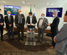Mais dez municípios do Estado vão ganhar nova pavimentação em importantes estradas rurais, artérias de escoamento da produção agrícola paranaense. Os convênios foram assinados pelo governador Carlos Massa Ratinho Junior nesta terça-feira (19) em cerimônia no Palácio Iguaçu.  Foto: Ari Dias/ AEN.