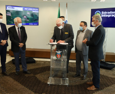 Mais dez municípios do Estado vão ganhar nova pavimentação em importantes estradas rurais, artérias de escoamento da produção agrícola paranaense. Os convênios foram assinados pelo governador Carlos Massa Ratinho Junior nesta terça-feira (19) em cerimônia no Palácio Iguaçu.  Foto: Ari Dias/ AEN.
