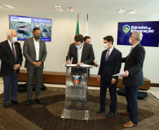 Mais dez municípios do Estado vão ganhar nova pavimentação em importantes estradas rurais, artérias de escoamento da produção agrícola paranaense. Os convênios foram assinados pelo governador Carlos Massa Ratinho Junior nesta terça-feira (19) em cerimônia no Palácio Iguaçu.  Foto: Ari Dias/ AEN.N.
