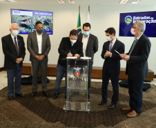 Mais dez municípios do Estado vão ganhar nova pavimentação em importantes estradas rurais, artérias de escoamento da produção agrícola paranaense. Os convênios foram assinados pelo governador Carlos Massa Ratinho Junior nesta terça-feira (19) em cerimônia no Palácio Iguaçu.  Foto: Ari Dias/ AEN.