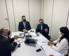 Representantes da Secretaria Estadual de Saúde (Sesa) se reuniram nesta segunda-feira (18) com o Ministério da Saúde, em Brasília, para debater o cenário pós-Covid. O principal assunto em pauta foi a manutenção e destino de 600 leitos de UTI habilitados no Paraná ao longo da pandemia. Foto: SESA