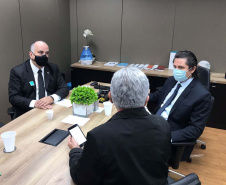 Representantes da Secretaria Estadual de Saúde (Sesa) se reuniram nesta segunda-feira (18) com o Ministério da Saúde, em Brasília, para debater o cenário pós-Covid. O principal assunto em pauta foi a manutenção e destino de 600 leitos de UTI habilitados no Paraná ao longo da pandemia. Foto: SESA
