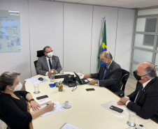 Representantes da Secretaria Estadual de Saúde (Sesa) se reuniram nesta segunda-feira (18) com o Ministério da Saúde, em Brasília, para debater o cenário pós-Covid. O principal assunto em pauta foi a manutenção e destino de 600 leitos de UTI habilitados no Paraná ao longo da pandemia. Foto: SESA