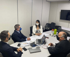 Representantes da Secretaria Estadual de Saúde (Sesa) se reuniram nesta segunda-feira (18) com o Ministério da Saúde, em Brasília, para debater o cenário pós-Covid. O principal assunto em pauta foi a manutenção e destino de 600 leitos de UTI habilitados no Paraná ao longo da pandemia. Foto: SESA