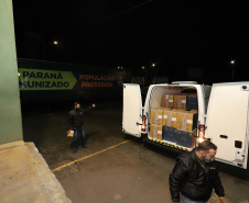 Um novo carregamento com 318.240 doses de vacinas contra a Covid-19 chega no Centro de Medicamentos do Paraná (Cemepar), em Curitiba, na noite desta terça-feira (19).   Desse total, 228.150 doses  Pfizer/BioNTech  são exclusivas para a população de 12 a 17 anos, sem comorbidades ou pertencentes a grupos prioritários.Foto: Geraldo Bubniak/AEN