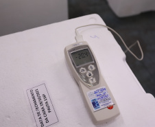 Um novo carregamento com 318.240 doses de vacinas contra a Covid-19 chega no Centro de Medicamentos do Paraná (Cemepar), em Curitiba, na noite desta terça-feira (19).   Desse total, 228.150 doses  Pfizer/BioNTech  são exclusivas para a população de 12 a 17 anos, sem comorbidades ou pertencentes a grupos prioritários.Foto: Geraldo Bubniak/AEN