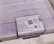 Um novo carregamento com 318.240 doses de vacinas contra a Covid-19 chega no Centro de Medicamentos do Paraná (Cemepar), em Curitiba, na noite desta terça-feira (19).   Desse total, 228.150 doses  Pfizer/BioNTech  são exclusivas para a população de 12 a 17 anos, sem comorbidades ou pertencentes a grupos prioritários.Foto: Geraldo Bubniak/AEN