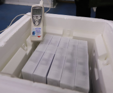 Um novo carregamento com 318.240 doses de vacinas contra a Covid-19 chega no Centro de Medicamentos do Paraná (Cemepar), em Curitiba, na noite desta terça-feira (19).   Desse total, 228.150 doses  Pfizer/BioNTech  são exclusivas para a população de 12 a 17 anos, sem comorbidades ou pertencentes a grupos prioritários.Foto: Geraldo Bubniak/AEN