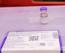 Um novo carregamento com 318.240 doses de vacinas contra a Covid-19 chega no Centro de Medicamentos do Paraná (Cemepar), em Curitiba, na noite desta terça-feira (19).   Desse total, 228.150 doses  Pfizer/BioNTech  são exclusivas para a população de 12 a 17 anos, sem comorbidades ou pertencentes a grupos prioritários.Foto: Geraldo Bubniak/AEN