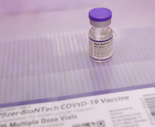 Um novo carregamento com 318.240 doses de vacinas contra a Covid-19 chega no Centro de Medicamentos do Paraná (Cemepar), em Curitiba, na noite desta terça-feira (19).   Desse total, 228.150 doses  Pfizer/BioNTech  são exclusivas para a população de 12 a 17 anos, sem comorbidades ou pertencentes a grupos prioritários.Foto: Geraldo Bubniak/AEN