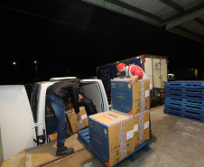 Um novo carregamento com 318.240 doses de vacinas contra a Covid-19 chega no Centro de Medicamentos do Paraná (Cemepar), em Curitiba, na noite desta terça-feira (19).   Desse total, 228.150 doses  Pfizer/BioNTech  são exclusivas para a população de 12 a 17 anos, sem comorbidades ou pertencentes a grupos prioritários.Foto: Geraldo Bubniak/AEN
