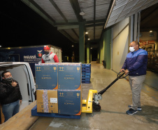 Um novo carregamento com 318.240 doses de vacinas contra a Covid-19 chega no Centro de Medicamentos do Paraná (Cemepar), em Curitiba, na noite desta terça-feira (19).   Desse total, 228.150 doses  Pfizer/BioNTech  são exclusivas para a população de 12 a 17 anos, sem comorbidades ou pertencentes a grupos prioritários.Foto: Geraldo Bubniak/AEN