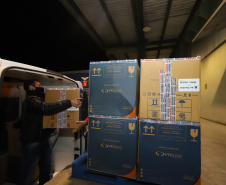 Um novo carregamento com 318.240 doses de vacinas contra a Covid-19 chega no Centro de Medicamentos do Paraná (Cemepar), em Curitiba, na noite desta terça-feira (19).   Desse total, 228.150 doses  Pfizer/BioNTech  são exclusivas para a população de 12 a 17 anos, sem comorbidades ou pertencentes a grupos prioritários.Foto: Geraldo Bubniak/AEN