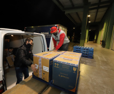 Um novo carregamento com 318.240 doses de vacinas contra a Covid-19 chega no Centro de Medicamentos do Paraná (Cemepar), em Curitiba, na noite desta terça-feira (19).   Desse total, 228.150 doses  Pfizer/BioNTech  são exclusivas para a população de 12 a 17 anos, sem comorbidades ou pertencentes a grupos prioritários.Foto: Geraldo Bubniak/AEN