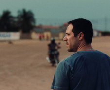 O filme Deserto Particular, produzido por ex-alunos do curso de Cinema e Audiovisual da Universidade Estadual do Paraná (Unespar), foi indicado na semana passada pela Academia Brasileira de Cinema e Artes Audiovisuais para representar o Brasil no Oscar 2022. O longa-metragem venceu a disputa com outros 15 filmes nacionais. - Foto: Reprodução 
