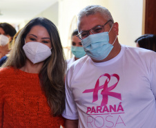 A Secretaria de Estado da Saúde (Sesa) reforçou as ações de cuidados com a saúde da mulher, ligadas à campanha Paraná Rosa, em Londrina, durante o evento do Planejamento Regional Integrado (PRI), nesta quarta-feira (20). A iniciativa, que já está na 3ª edição, tem por objetivo prevenir o câncer de mama e colo do útero, além de outras doenças que colocam em risco a saúde das mulheres. - Londrina, 20/10/2021 - Foto: Américo Antonio/SESA