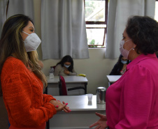 A Secretaria de Estado da Saúde (Sesa) reforçou as ações de cuidados com a saúde da mulher, ligadas à campanha Paraná Rosa, em Londrina, durante o evento do Planejamento Regional Integrado (PRI), nesta quarta-feira (20). A iniciativa, que já está na 3ª edição, tem por objetivo prevenir o câncer de mama e colo do útero, além de outras doenças que colocam em risco a saúde das mulheres. - Londrina, 20/10/2021 - Foto: Américo Antonio/SESA