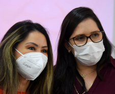 A Secretaria de Estado da Saúde (Sesa) reforçou as ações de cuidados com a saúde da mulher, ligadas à campanha Paraná Rosa, em Londrina, durante o evento do Planejamento Regional Integrado (PRI), nesta quarta-feira (20). A iniciativa, que já está na 3ª edição, tem por objetivo prevenir o câncer de mama e colo do útero, além de outras doenças que colocam em risco a saúde das mulheres. - Londrina, 20/10/2021 - Foto: Américo Antonio/SESA