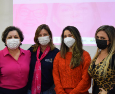 A Secretaria de Estado da Saúde (Sesa) reforçou as ações de cuidados com a saúde da mulher, ligadas à campanha Paraná Rosa, em Londrina, durante o evento do Planejamento Regional Integrado (PRI), nesta quarta-feira (20). A iniciativa, que já está na 3ª edição, tem por objetivo prevenir o câncer de mama e colo do útero, além de outras doenças que colocam em risco a saúde das mulheres. - Londrina, 20/10/2021 - Foto: Américo Antonio/SESA