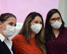 A Secretaria de Estado da Saúde (Sesa) reforçou as ações de cuidados com a saúde da mulher, ligadas à campanha Paraná Rosa, em Londrina, durante o evento do Planejamento Regional Integrado (PRI), nesta quarta-feira (20). A iniciativa, que já está na 3ª edição, tem por objetivo prevenir o câncer de mama e colo do útero, além de outras doenças que colocam em risco a saúde das mulheres. - Londrina, 20/10/2021 - Foto: Américo Antonio/SESA