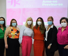 A Secretaria de Estado da Saúde (Sesa) reforçou as ações de cuidados com a saúde da mulher, ligadas à campanha Paraná Rosa, em Londrina, durante o evento do Planejamento Regional Integrado (PRI), nesta quarta-feira (20). A iniciativa, que já está na 3ª edição, tem por objetivo prevenir o câncer de mama e colo do útero, além de outras doenças que colocam em risco a saúde das mulheres. - Londrina, 20/10/2021 - Foto: Américo Antonio/SESA