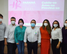 A Secretaria de Estado da Saúde (Sesa) reforçou as ações de cuidados com a saúde da mulher, ligadas à campanha Paraná Rosa, em Londrina, durante o evento do Planejamento Regional Integrado (PRI), nesta quarta-feira (20). A iniciativa, que já está na 3ª edição, tem por objetivo prevenir o câncer de mama e colo do útero, além de outras doenças que colocam em risco a saúde das mulheres. - Londrina, 20/10/2021 - Foto: Américo Antonio/SESA